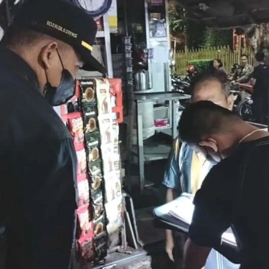 PKL Kawasan di Tugu Gempa Kota Padang diingatkan Petugas Satpol PP Agar tidak Menyalahi Aturan