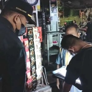 PKL Kawasan di Tugu Gempa Kota Padang diingatkan Petugas Satpol PP Agar tidak Menyalahi Aturan