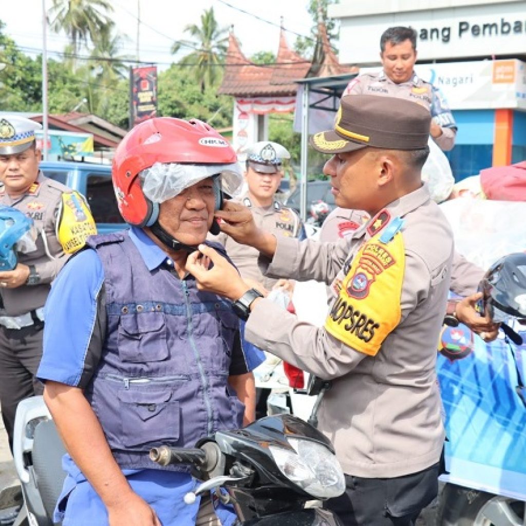 Polres Pasaman Barat Kembali Bagikan Helm Gratis Untuk Masyarakat Di Simpang Tiga Ophir