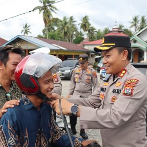 Program 1.000 Helm Untuk Keselamatan Masyarakat Berakhir di Kecamatan Kinali Pasaman Barat