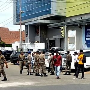 Resahkan Masyarakat, Kendaraan yang Parkir di Trotoar Sepanjang Jalan Veteran Hingga Jalan Pemuda di Kota Padang ditertibkan Tim Gabungan
