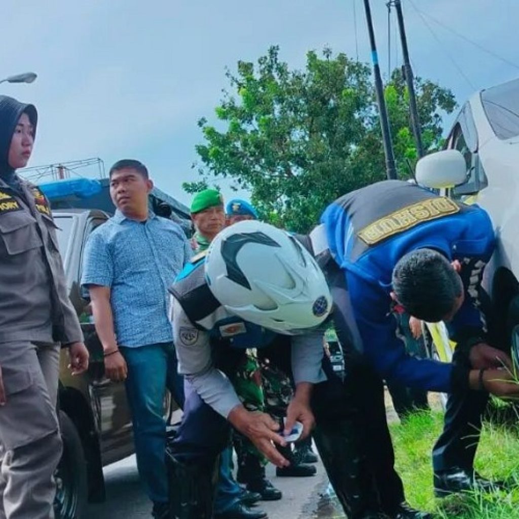 Sejumlah Kendaraan di Padang Digembosi Petugas Gabungan, Parkir Diatas Trotoar