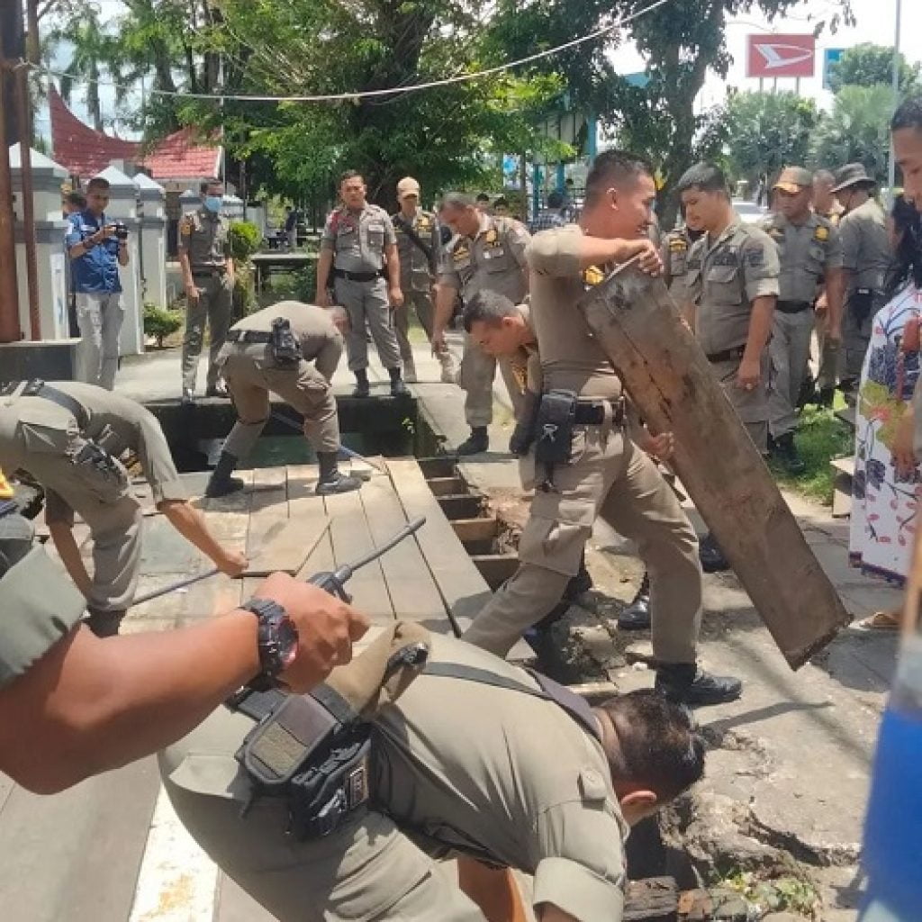 Tiga Lapak PKL dikawasan Khatib Sulaiman Dibongkar Satpol PP Padang