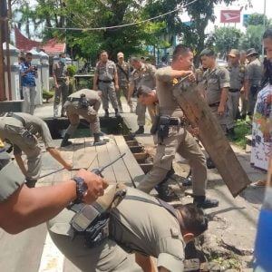 Tidak Indahkan Teguran, Tiga Lapak PKL dikawasan Khatib Sulaiman Dibongkar Satpol PP Padang