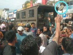 Tidak Mengindahkan Surat Keputusan Walikota Padang, Saat ditertibkan PKL Permindo Lempar Petugas dengan Batu