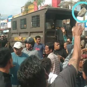 Tidak Mengindahkan Surat Keputusan Walikota Padang, Saat ditertibkan PKL Permindo Lempar Petugas dengan Batu