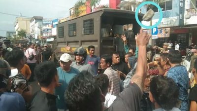 Tidak Mengindahkan Surat Keputusan Walikota Padang, Saat ditertibkan PKL Permindo Lempar Petugas dengan Batu