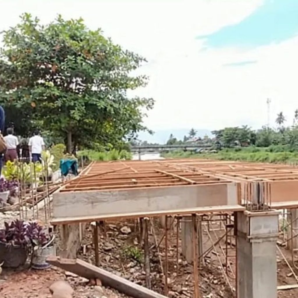 Tiga Bangunan Liar di Bantaran Sungai Kawasan Nanggalo Kota Padang diberi Peringatan oleh Petugas