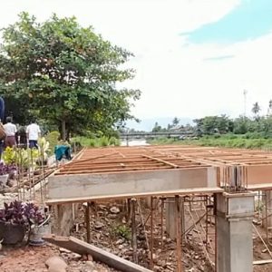 Tiga Bangunan Liar di Bantaran Sungai Kawasan Nanggalo Kota Padang diberi Peringatan oleh Petugas