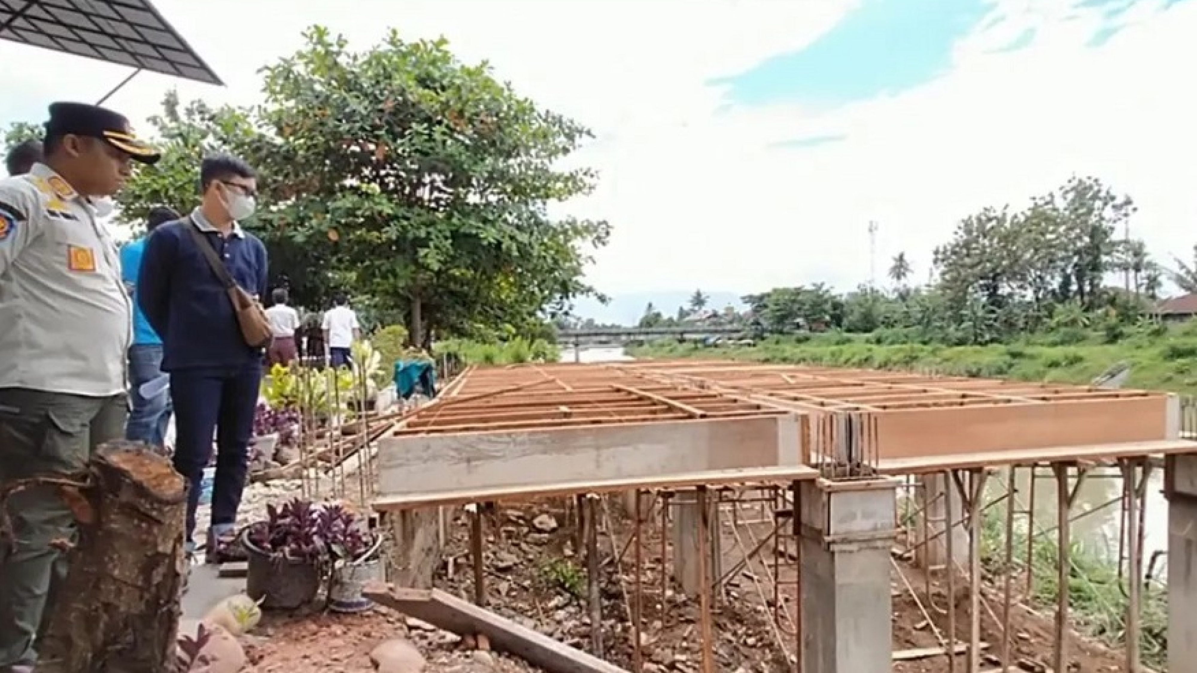 Tiga Bangunan Liar di Bantaran Sungai Kawasan Nanggalo Kota Padang diberi Peringatan oleh Petugas