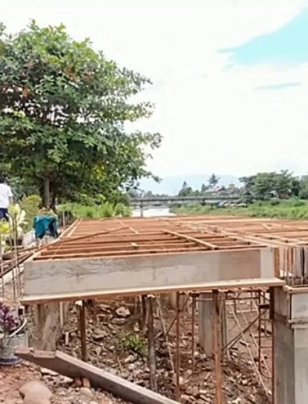 Tiga Bangunan Liar di Bantaran Sungai Kawasan Nanggalo Kota Padang diberi Peringatan oleh Petugas
