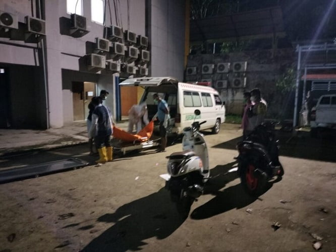 Belum Teridentifikasi, Petugas Titipkan Mayat Yang Tersangkut di Batang Sinamar ke RSUD Sijunjung Belum Teridentifikasi, Petugas Titipkan Mayat Yang Tersangkut di Batang Sinamar ke RSUD Sijunjung
