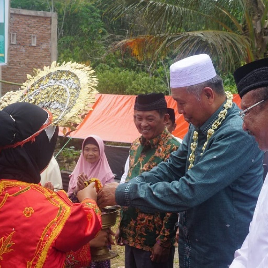 Hadiri Batagak Kudo-kudo Musholla Ikhwanusshofa Timbo Abu, Bupati Hamsuardi Bahas Beberapa Hal