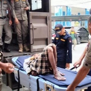 Kakek Lansia Tergeletak di Bahu Jalan dan diselematkan Satpol PP Kota Padang ke RSUP. Dr. M. Djamil Padang