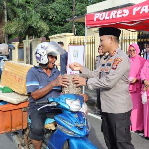 Kapolres Bersama Pengurus Bhayangkari Cabang Pasaman Barat Kembali Bagikan Takjil Gratis Untuk Warga