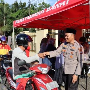 Kapolres Pasaman Barat Bersama Ibu Ketua Cabang Bhayangkari Bagikan Takjil Gratis Didepan Mako