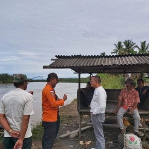 Ketua DPRD Pasbar H. Erianto Tinjau Pencarian Korban Diterkam Buaya di Rantau Panjang