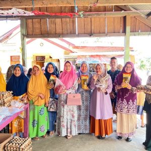 Ketua TP PKK Pasbar Bersama Dinas Ketahanan Pangan Tinjau Pelaksanaan Perdana Gelar Pangan Murah (GPM) Bersubsidi di Sungai Aur