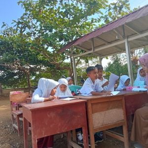 Miris Siswa Sekolah Dasar Negeri 26 Talamau mengikuti Belajar Mengajar Beratap Langit Berlantai Tanah