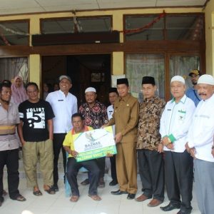 Pemkab Pasbar Serahkan Bantuan pada ABK Korban Bagan Tenggelam di Air Bangis
