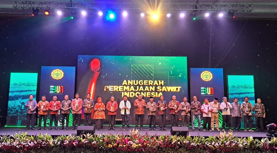 Pemkab Pasbar Terima Penghargaan PSR Pada Rakor Kelapa Sawit Nasional 2023 di Jakarta Pemkab Pasbar Terima Penghargaan PSR Pada Rakor Kelapa Sawit Nasional 2023 di Jakarta