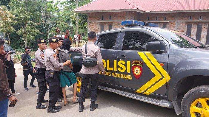 Penemuan Mayat di Singgalang, diduga Karena Takut Hamil, Pelaku Membunuh Kekasihnya dan dikubur Dalam Rumah Penemuan Mayat di Singgalang, diduga Karena Takut Hamil, Pelaku Membunuh Kekasihnya dan dikubur Dalam Rumah (2)