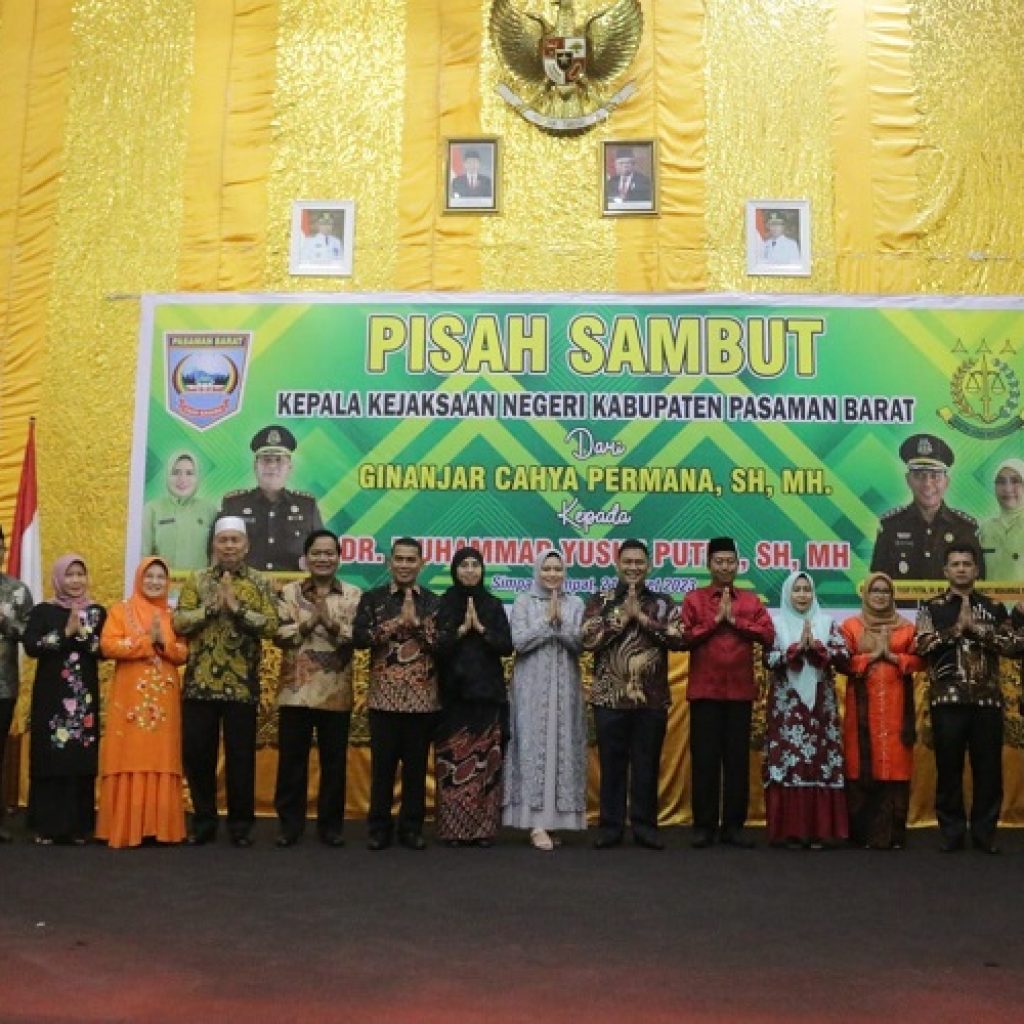 Pisah Sambut Kajari Pasbar, Bupati Hamsuardi Ucapkan Terimakasih Kepada Ginanjar Cahya Permana dan Sambut DR. Muhammad Yusuf Putra Bertugas di Pasbar