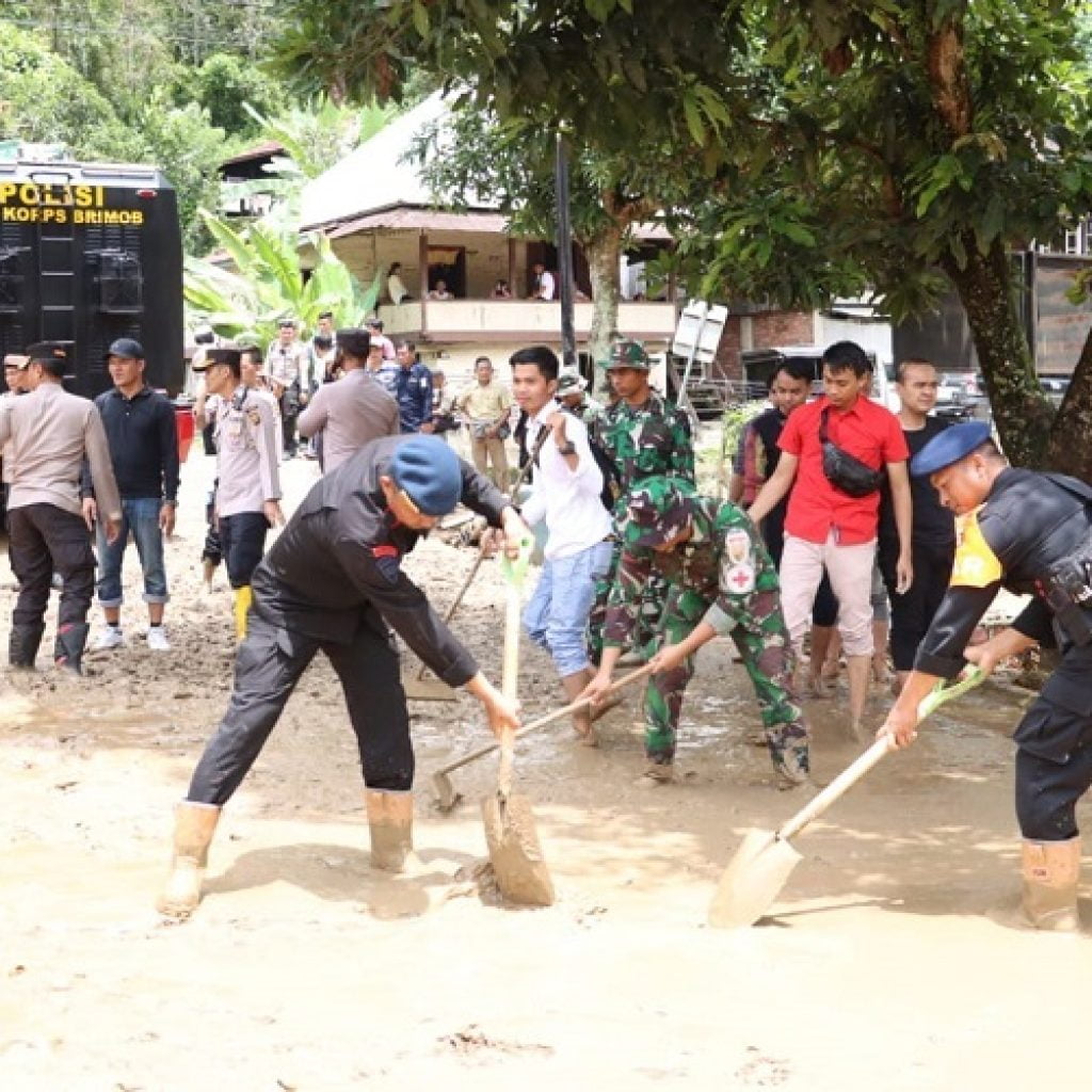Polda Sumsel Kirim Personil Evakuasi Korban Banjir Bandang Lahat