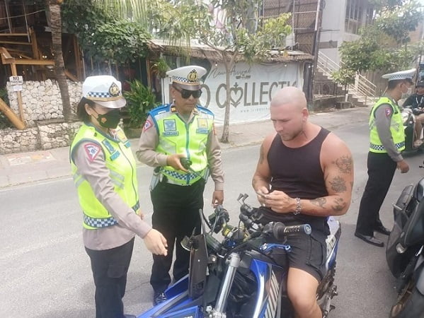 Polisi Selidiki Wisatawan Asing yang Gunakan Plat Nomor Kendaraan Palsu