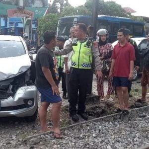 Sebuah Mobil Minibus Ditabrak Kereta Api di Padang