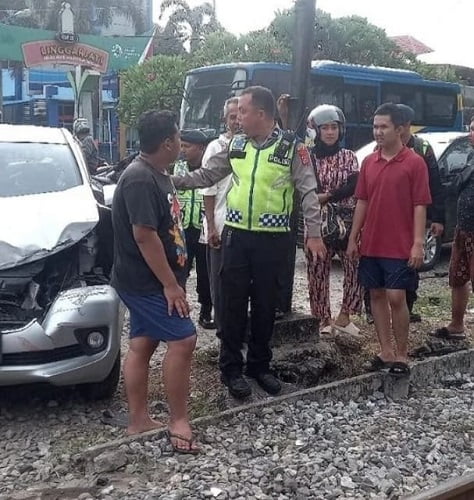 Sebuah Mobil Minibus Ditabrak Kereta Api di Padang Sebuah Mobil Minibus Ditabrak Kereta Api di Padang