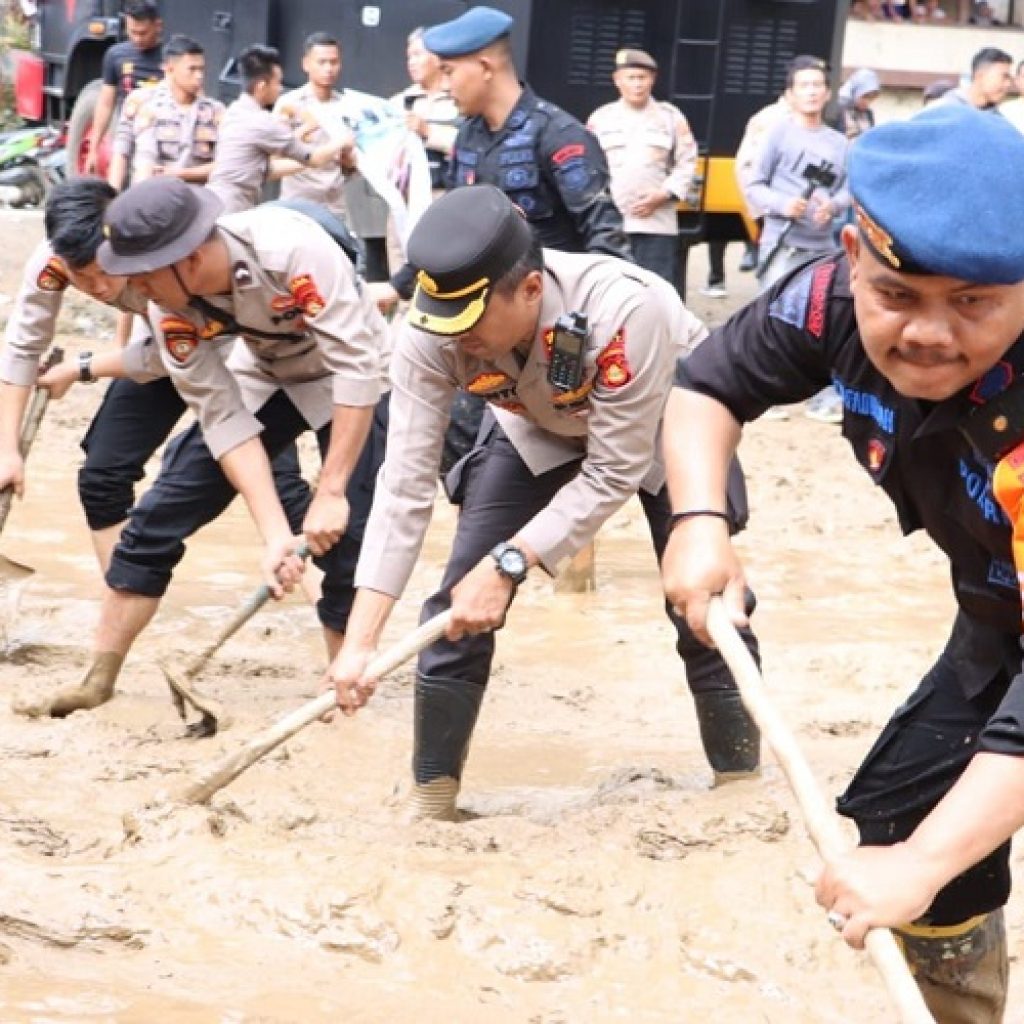 TNI-Polri Bersihkan Sisa Puing Banjir Bandang Lahat