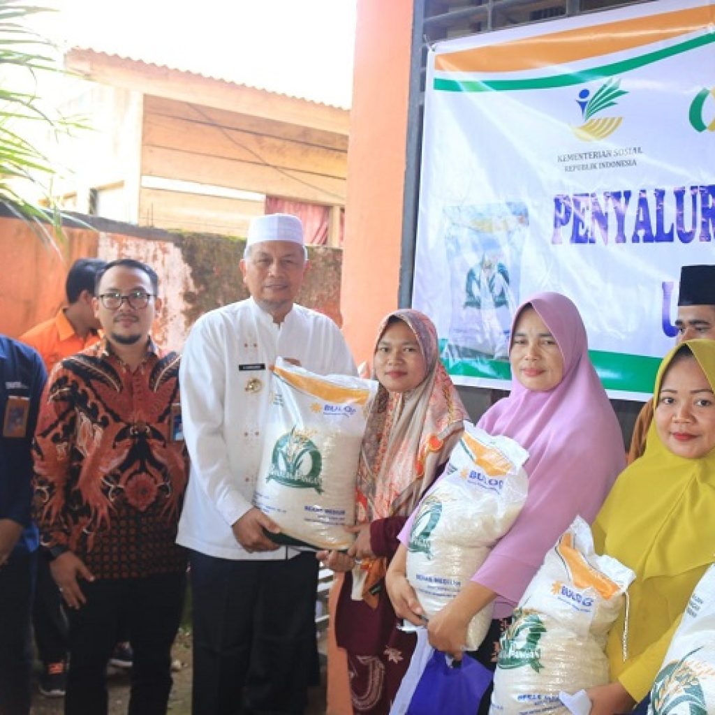 Bupati Hamsuardi Salurkan Cadangan Beras Pemerintah Untuk Bantuan Pangan Pasbar 2023