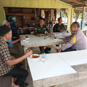 Perkuat Sinergitas TNI-Polri, Bhabinkamtibmas Polres Pasaman Barat Dan Babinsa Sambangi Jorong Kartini, Kecamatan Gunung Tuleh