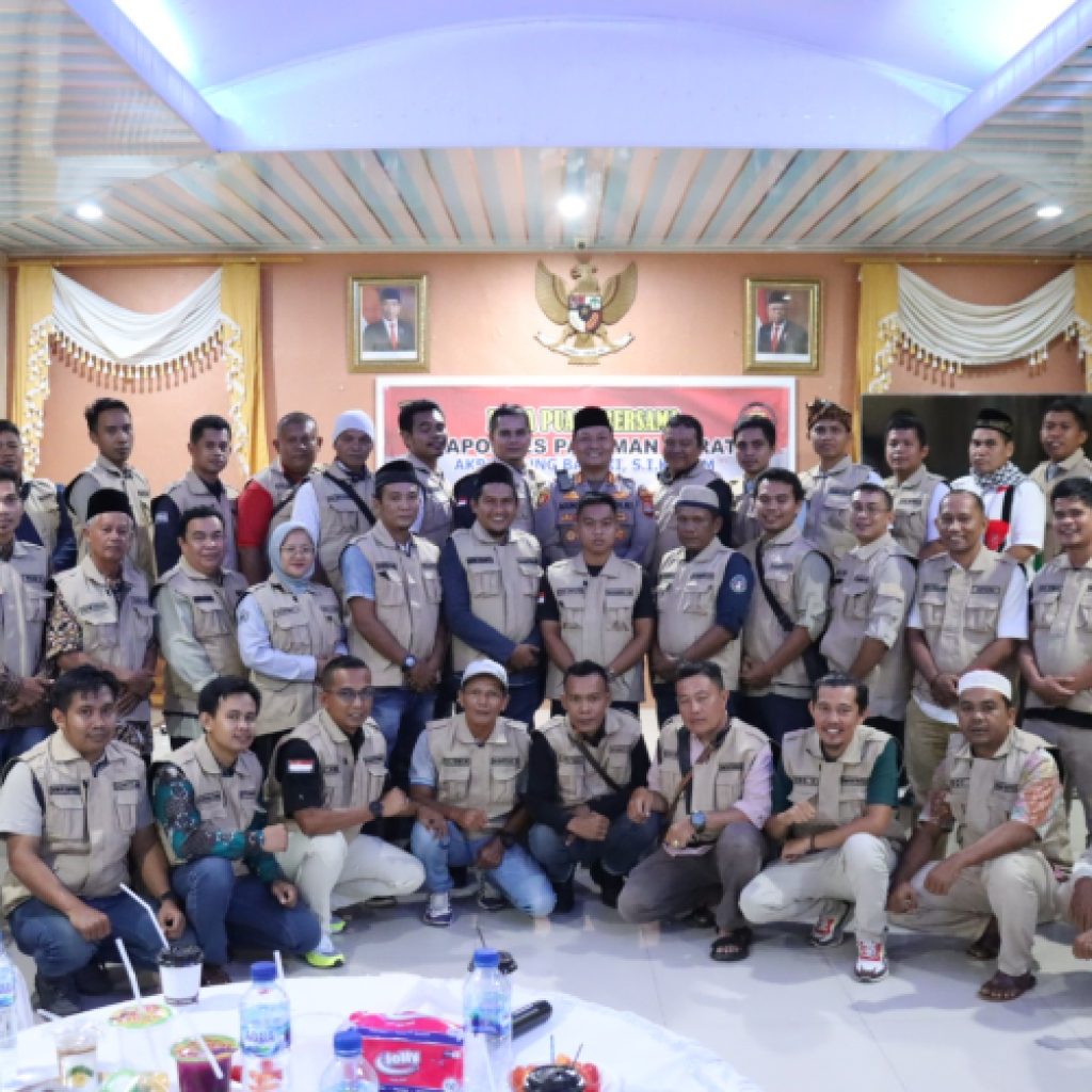 Jalin silaturahmi Kapolres Pasbar Buka Puasa Bersama Dengan Puluhan Wartawan