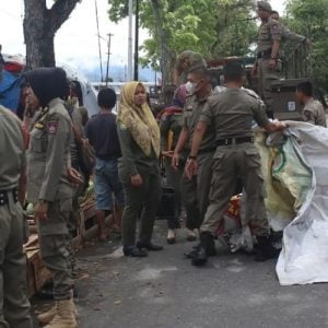Lapak PKL yang Masih Berdiri di atas Fasum kembali ditertibkan Satpol PP Kota Padang
