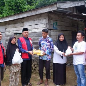 Peduli Anak Yatim, Ketua PMI Pasbar Risnawanto Salurkan Bantuan Relawan Untuk Anak Yatim dan Kaum Dhuafa
