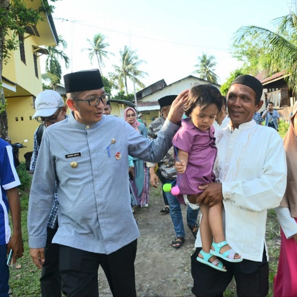 Program SEMATA Wako Hendri Septa Membantu Memperbaiki Rumah Seorang Buruh Harian Lepas di Gunung Pangilun