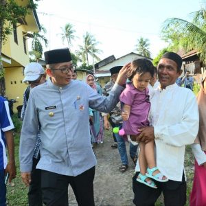 Program SEMATA Wako Hendri Septa Membantu Memperbaiki Rumah Seorang Buruh Harian Lepas di Gunung Pangilun