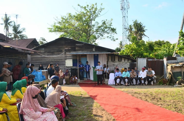 Program SEMATA Wako Hendri Septa Membantu Memperbaiki Rumah Seorang Buruh Harian Lepas di Gunung Pangilun Program SEMATA Wako Hendri Septa Membantu Memperbaiki Rumah Seorang Buruh Harian Lepas di Gunung Pangilun