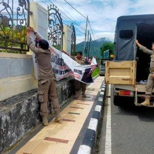 Sudah Kedaluwarsa dan Sembarang Pasang, Satpol PP Damkar Kota Padang Panjang Tertibkan Spanduk