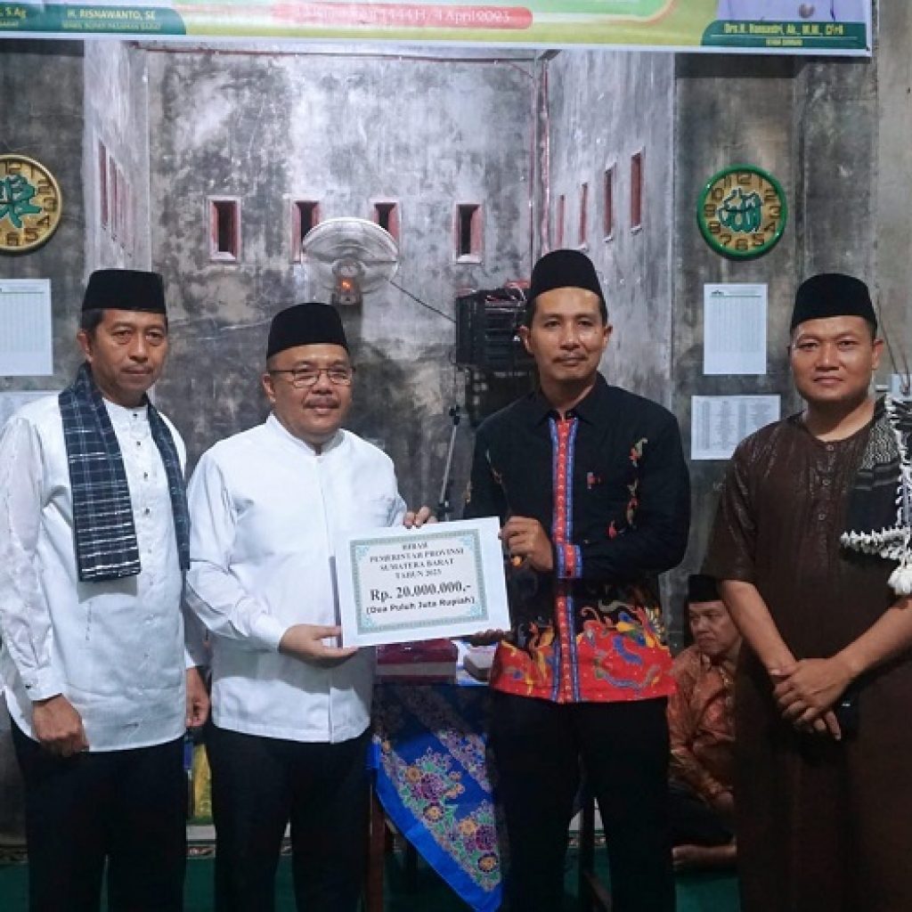 Wabup Risnawanto dampingi TSR Sekda Provinsi Sumbar Hansastri di Musholla An-Nuur Komplek Perumahan Tamiang Permai