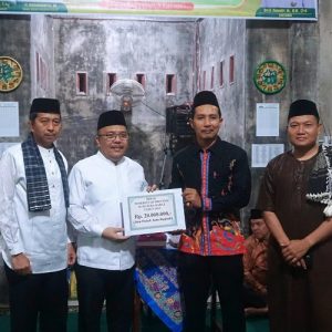 Wabup Risnawanto dampingi TSR Sekda Provinsi Sumbar Hansastri di Musholla An-Nuur Komplek Perumahan Tamiang Permai