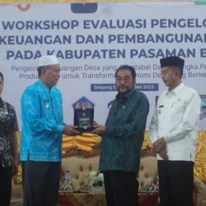 Buka Workshop Evaluasi Pengelolaan Keuangan dan Pembangunan Desa, Bupati Hamsuardi Minta Keuangan Dikelola Efisien, Bermanfaat dan Menguntungkan Bagi Masyarakat