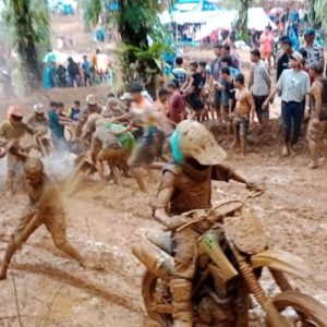 Final Grasstrack Open 2023, Pembalap Berpacu Dalam Lumpur, Ajang kejurda Putaran ke 2 Kapolres Cup Pasbar Sukses Dilaksanakan