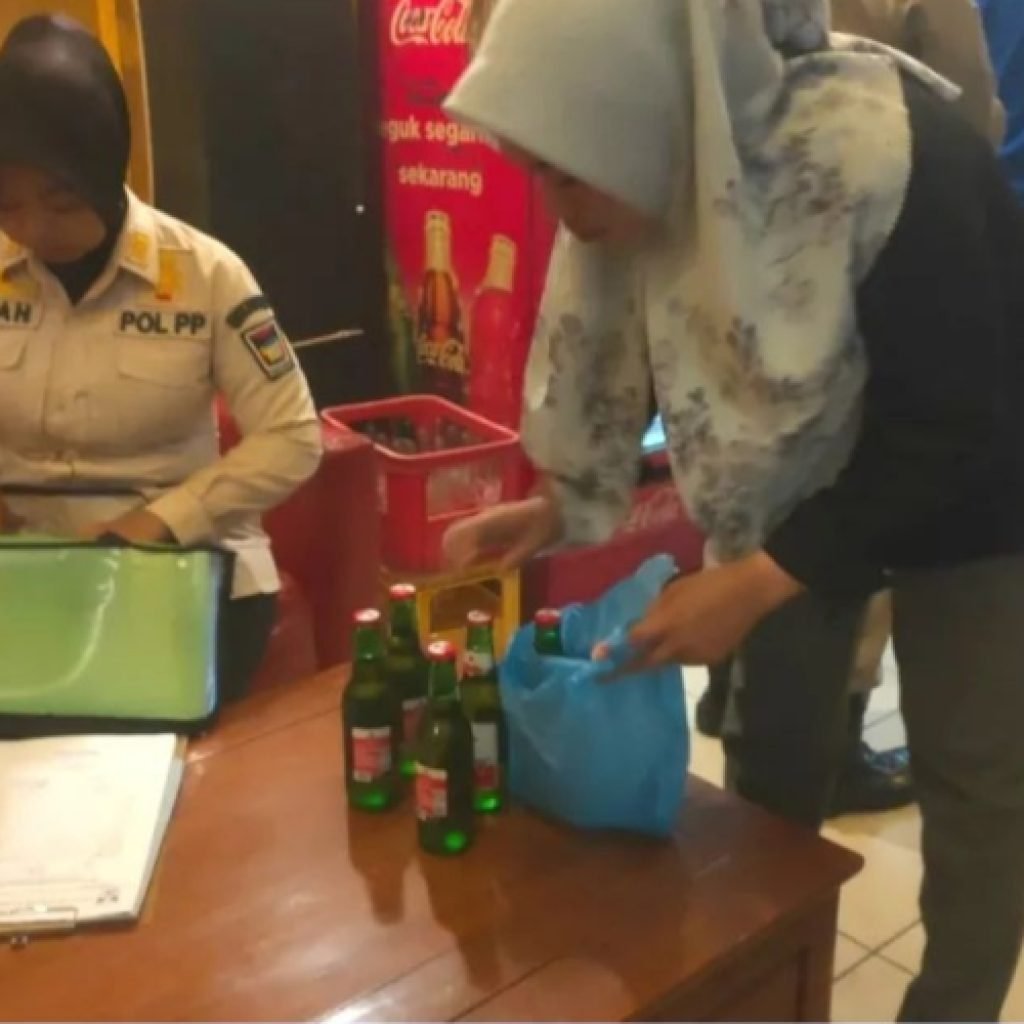 Tanpa izin, Lima Botol Minol disita Satpol PP Padang dari Tempat Billiard