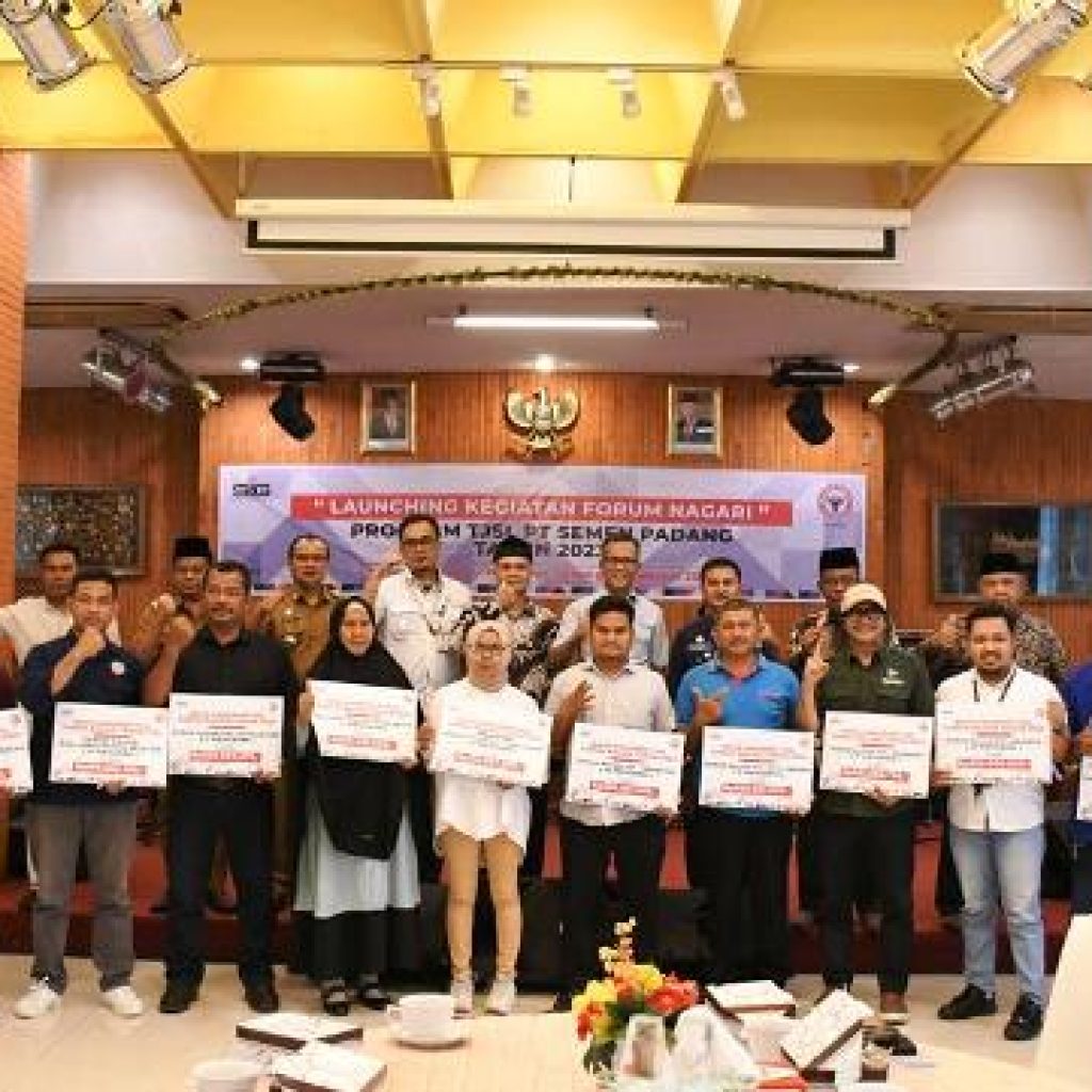 PT Semen Padang kembali menyalurkan dana sebesar Rp3 miliar kepada 14 pengurus Forum Nagari yang tersebar di empat kecamatan di Kota Padang.