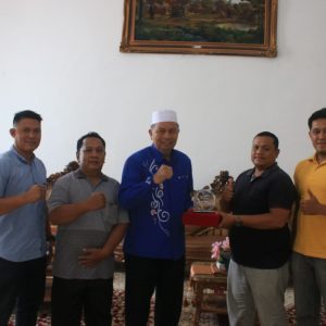 Bupati Hamsuardi Terima Plakat Dan Ucapan Terima Kasih Dari Eks Karyawan PT. Inkud