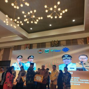 Bupati Hamsuardi Terima Penghargaan Dari Kemnaker RI, Berkomitmen Serta Dukung Perusahaan Untuk Tidak Melibatkan Dan Mempekerjakan Anak