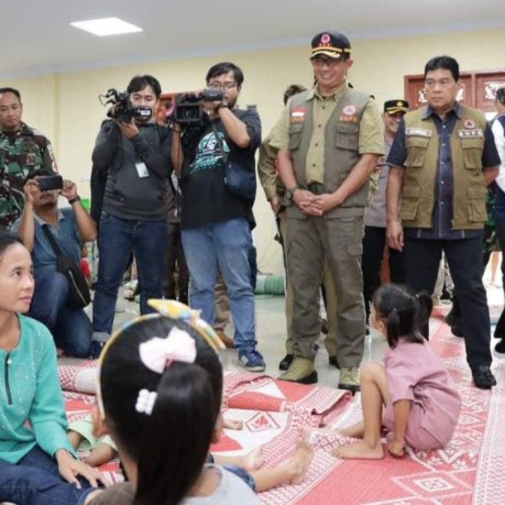 Kepala BNPB Provinsi Riau Berikan Bantuan Untuk Warga Terdampak Banjir